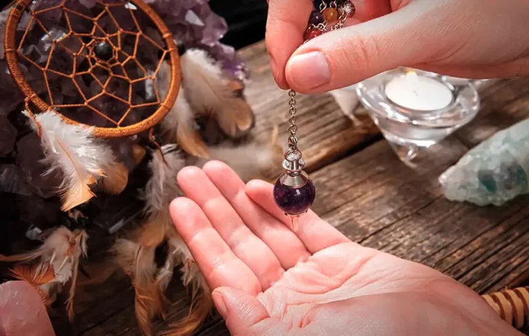 Utilisation de pendule avec cristaux pour bien-être