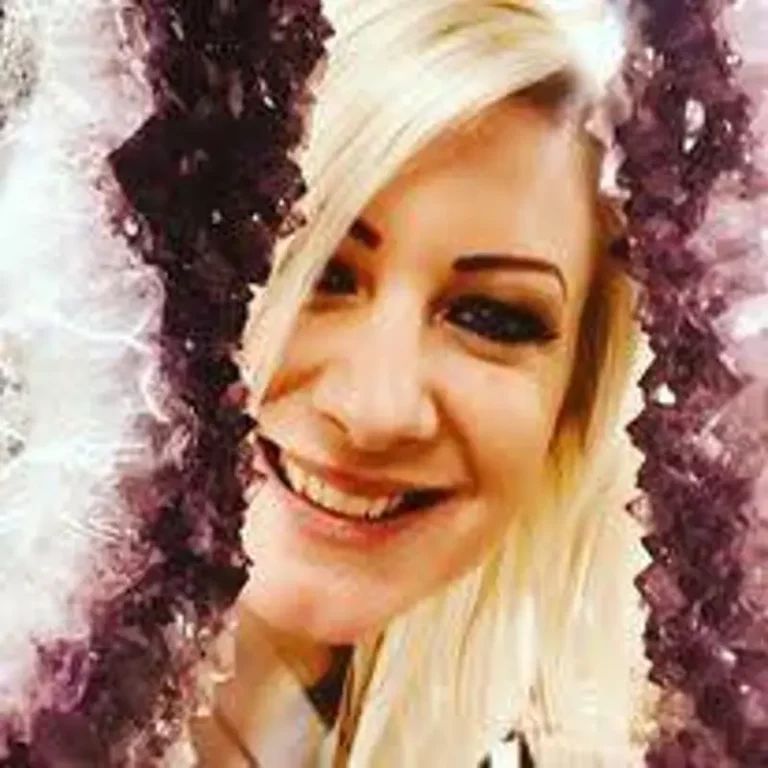 Personne souriante avec des cristaux