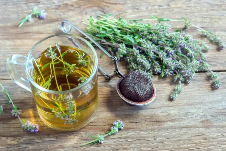 Infusion de lavande relaxante dans une tasse en verre