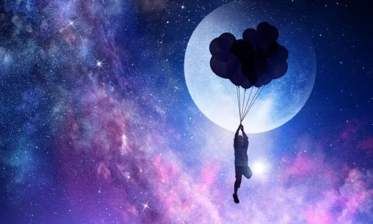 Une silhouette suspendue avec des ballons dans un ciel étoilé