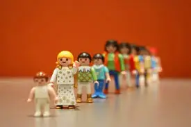 Groupe de figurines Playmobil sur fond orange