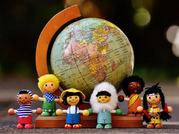 Poupées multicolores autour d'une mappemonde