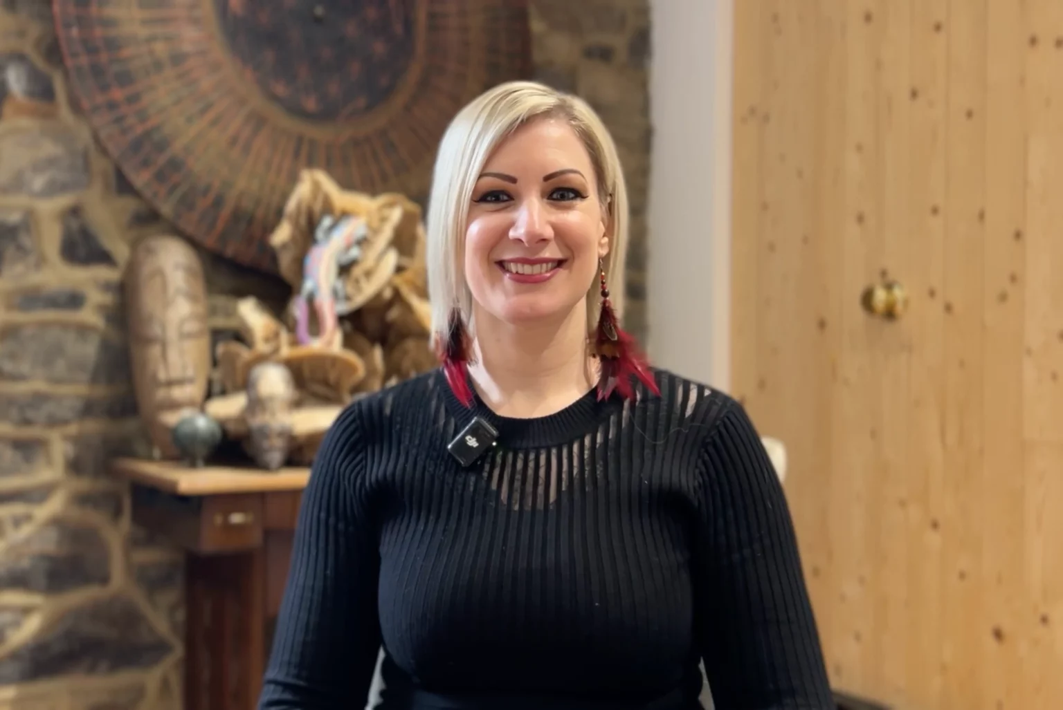 Femme souriante en milieu apaisant